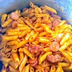 Una foto de Macarrones con chorizo y salchichas