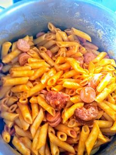Una foto de Macarrones con chorizo y salchichas