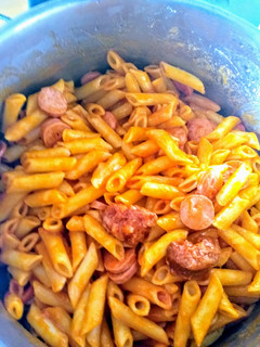 Una foto de Macarrones con chorizo y salchichas