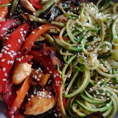 A picture of Chicken and red pepper stir fry with courgetti noodles.