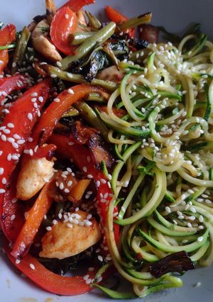 A picture of Chicken and red pepper stir fry with courgetti noodles.