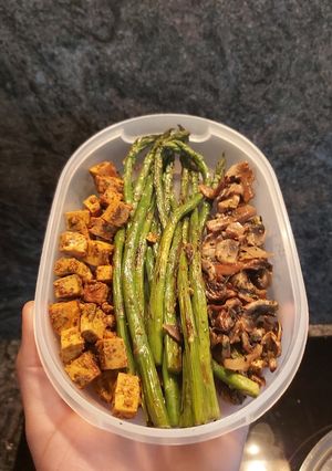 Una foto de Sopar tofu esparrecs i bolets
