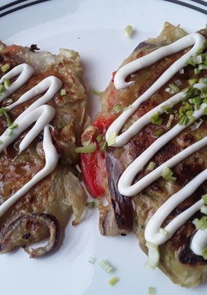 Una foto de Pancakes salados con salsa oriental...🤔