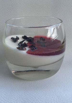 Une photo de Panna cotta de chocolat blanc groseille et olives noires confites