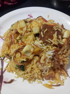 ஹோட்டல் ஸ்டைல் வெஜிடபிள்ஸ் பிரியாணி (Hotel style vegetable biryani recipe in tamil) செய்முறை முக்கிய புகைப்படம்