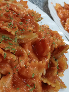 Una foto de Farfalle 🍝de Colores con Pisto de Calabacín 🥒