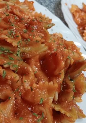 Foto principal de Farfalle 🍝de Colores con Pisto de Calabacín 🥒