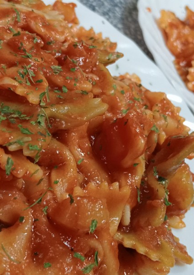 Una foto de Farfalle 🍝de Colores con Pisto de Calabacín 🥒