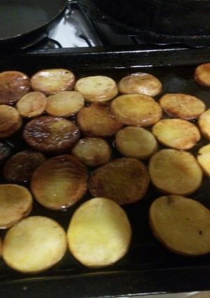Una foto de Papas rústicas con oliva y azafrán
