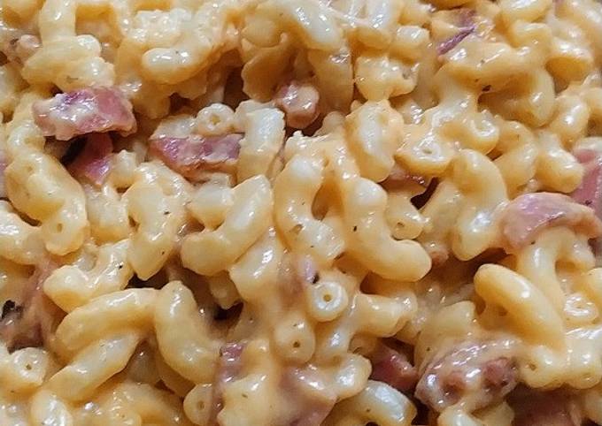 Mac and cheese with smoked beef