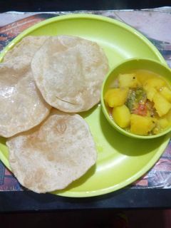 লুচি আর ক্যাপ্সিকাম আলুর তরকারি (luchi r capsicum aloor torkari recipe in Bengali) রেসিপির প্রধান ছবি