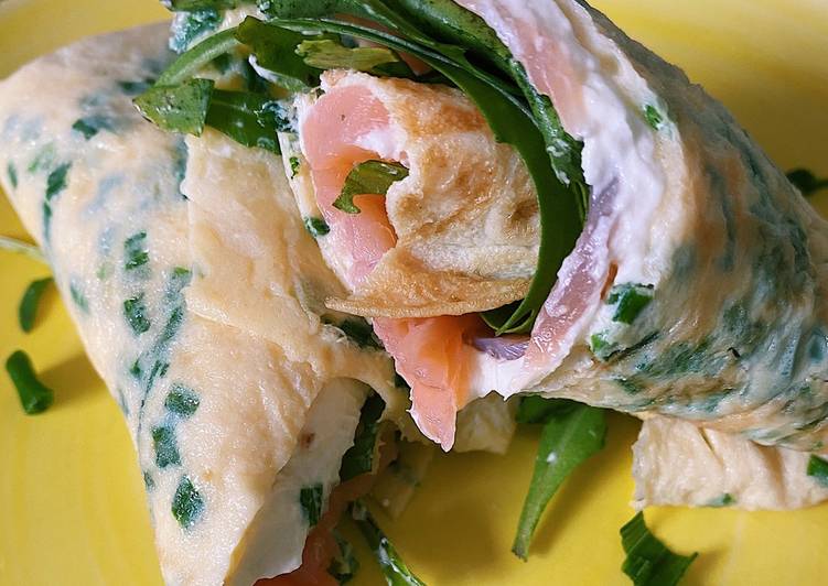 Omelet wrap with salmon and arugula π
