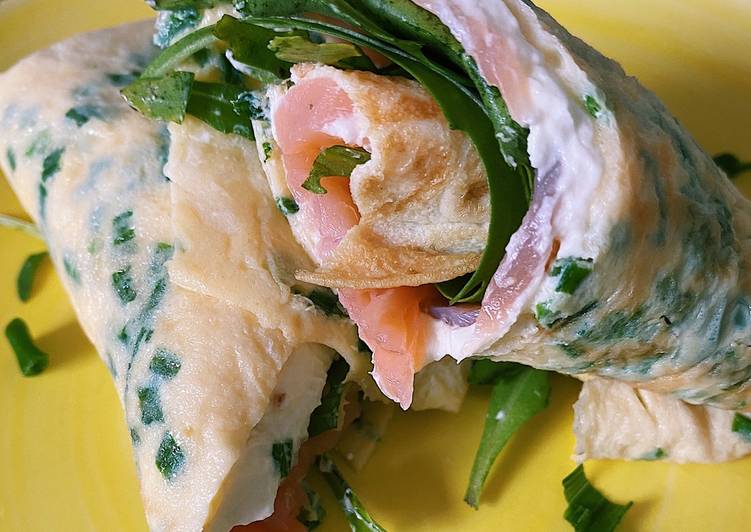 Omelet wrap with salmon and arugula 💛