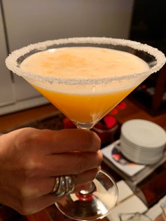 Una foto de Margarita granizado con mandarina y physalis