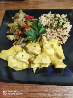 Una foto de Pollo al curry en microondas
