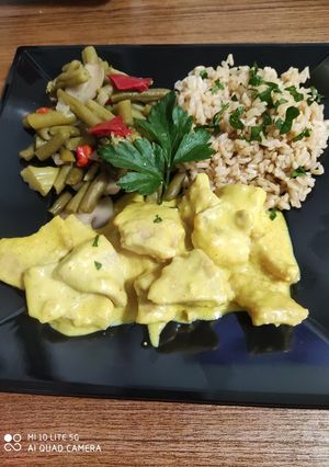 Una foto de Pollo al curry en microondas
