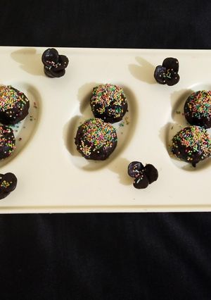 A picture of Oreo biscuit (chocolate) laddu.