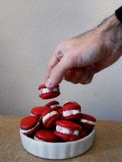 Una foto de Macarons de anacardos y ganache de chocolate blanco