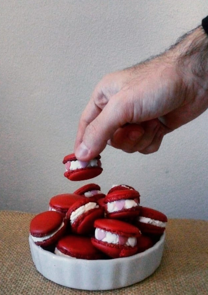 Una foto de Macarons de anacardos y ganache de chocolate blanco