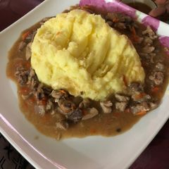A picture of Mashed potatoes and gravy sauce.