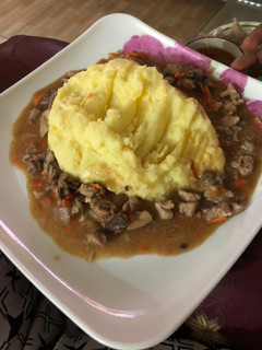 A picture of Mashed potatoes and gravy sauce.