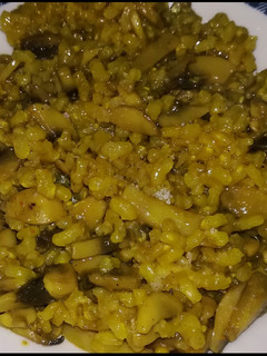 Una foto de Arroz integral al curry con champiñones