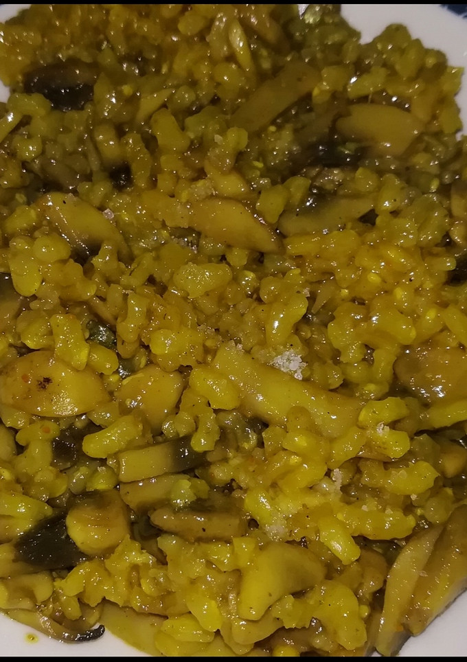 Una foto de Arroz integral al curry con champiñones