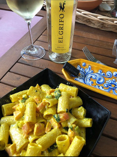 Una foto de Rigatoni con salmone e zucchini