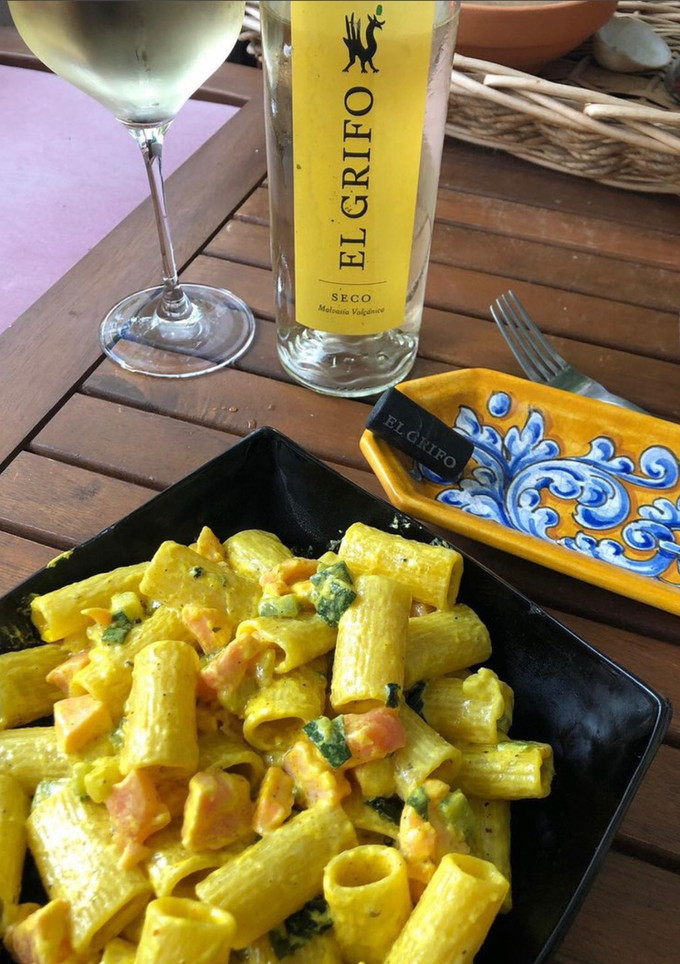 Una foto de Rigatoni con salmone e zucchini
