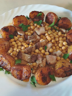 Una foto de Patatas picantes con garbanzos y panceta