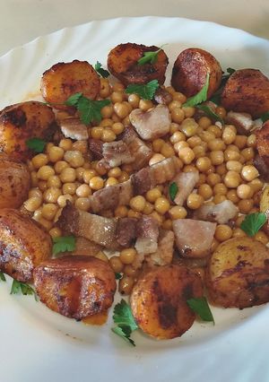 Foto principal de Patatas picantes con garbanzos y panceta