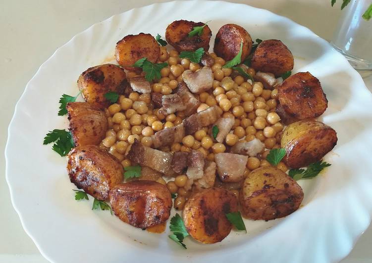 Patatas picantes con garbanzos y panceta