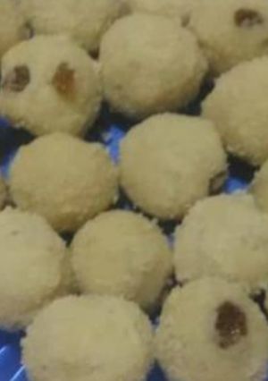 A picture of Wheat and Coconut Ladoo.
