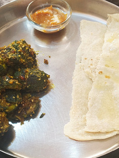 ભરેલા કારેલા-જુવાર રોટલો :::(Bharela Karela recipe in Gujarati) રેસીપી મુખ્ય ફોટો