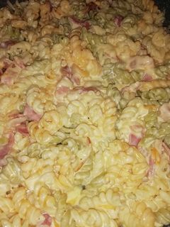 Una foto de Macarrones tricolor a la carbonara