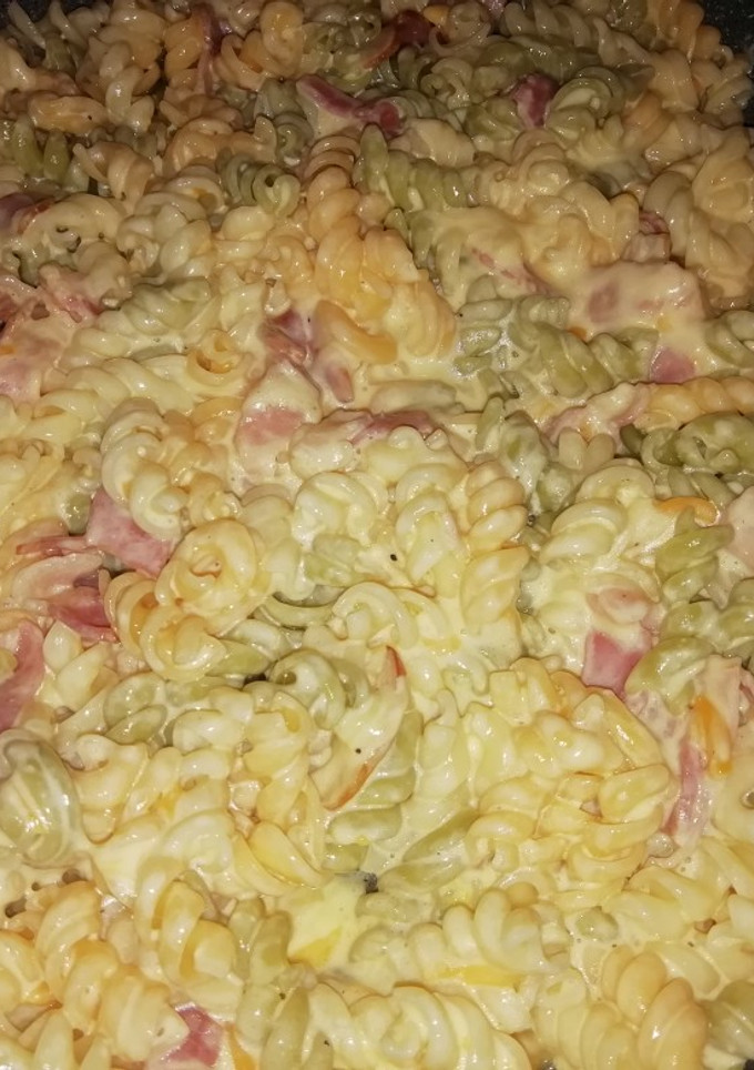 Una foto de Macarrones tricolor a la carbonara