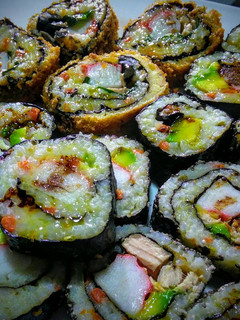 Una foto de Makisushi con aguacate "palta" y surimi!💕