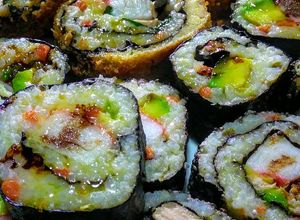 Una foto de Makisushi con aguacate "palta" y surimi!💕