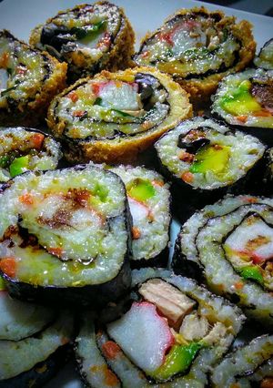 Una foto de Makisushi con aguacate "palta" y surimi!💕
