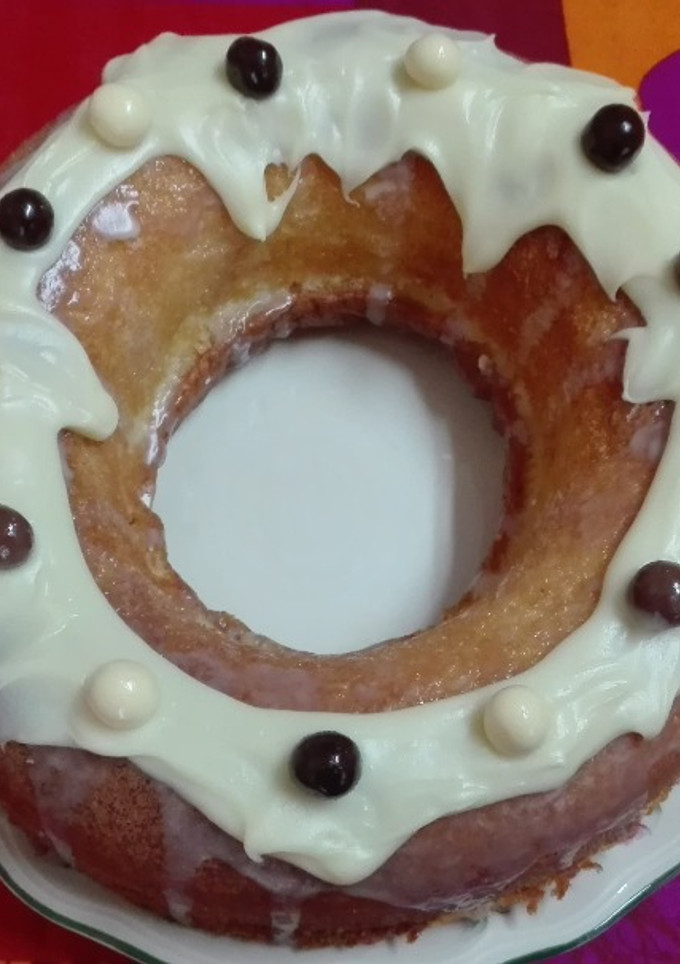 Una foto de Bizcocho de yogurt con glaseado de chocolate blanco