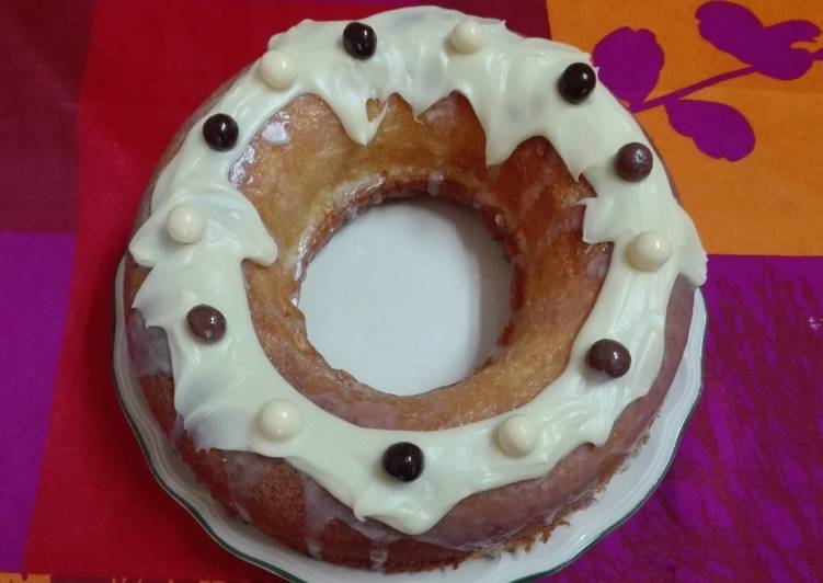 Bizcocho de yogurt con glaseado de chocolate blanco
