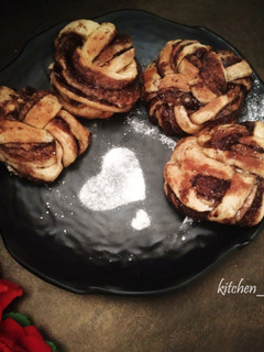 A picture of Choco Cinnamon Rolls without yeast.