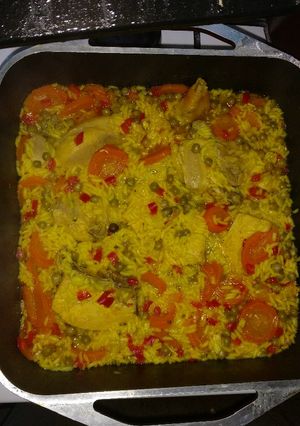 Una foto de Arroz amarillo con pollo