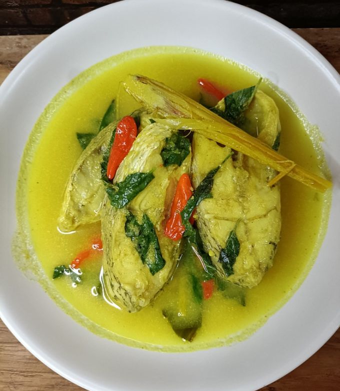 https://img-global.cpcdn.com/recipes/048759a628dcb146/680x781cq80/ikan-kuah-kuning-khas-maluku-foto-resep-utama.jpg