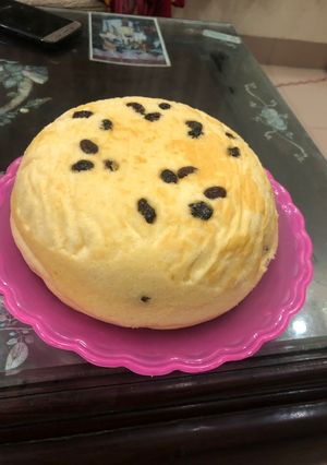 Hình của món Bánh bông lan nho khô không cần lò nướng.
