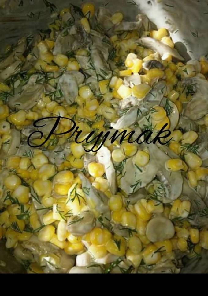 Салат з кукурудзою і грибами
