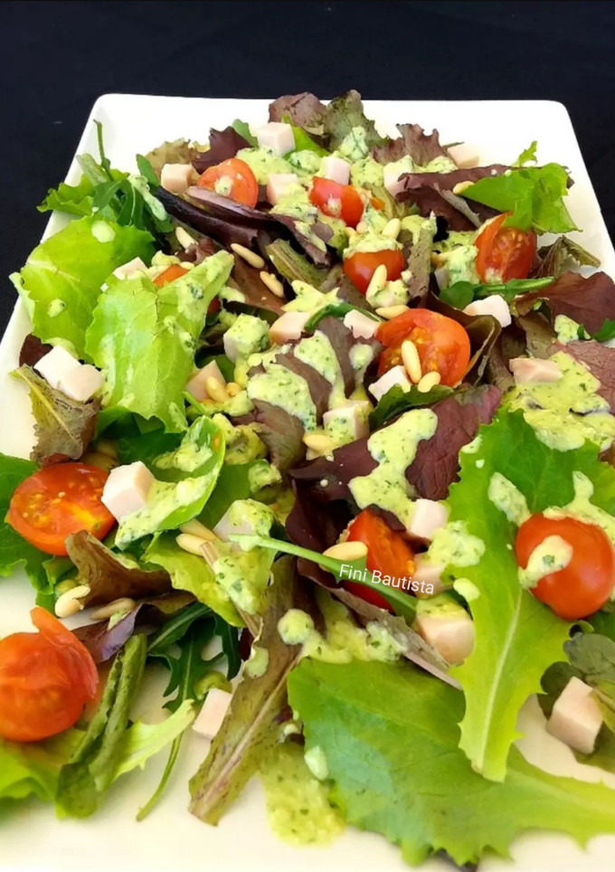 Una foto de Ensalada con salsa de perejil y anacardos