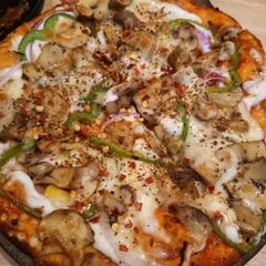 A picture of Mushroom pizza.