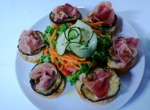 Una foto de Bruschetta di prosciutto crudo