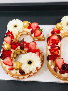 Una foto de Tarta número con frutas